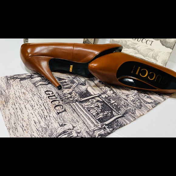 Gucci Bianca Pointed Toe Pumps. - Picture 5 of 16